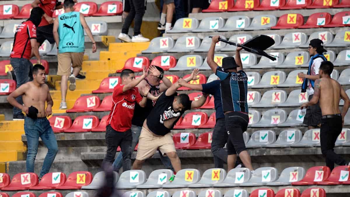 Decenas de heridos y varios muertos habría dejado brutal violencia en estadio de México