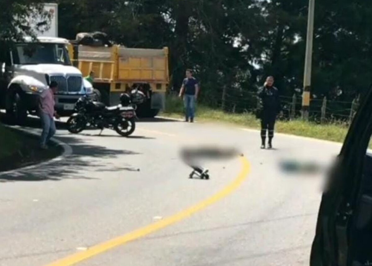 Dos menores en bicicleta murieron tras chocar contra un camión, practicaban gravity bike