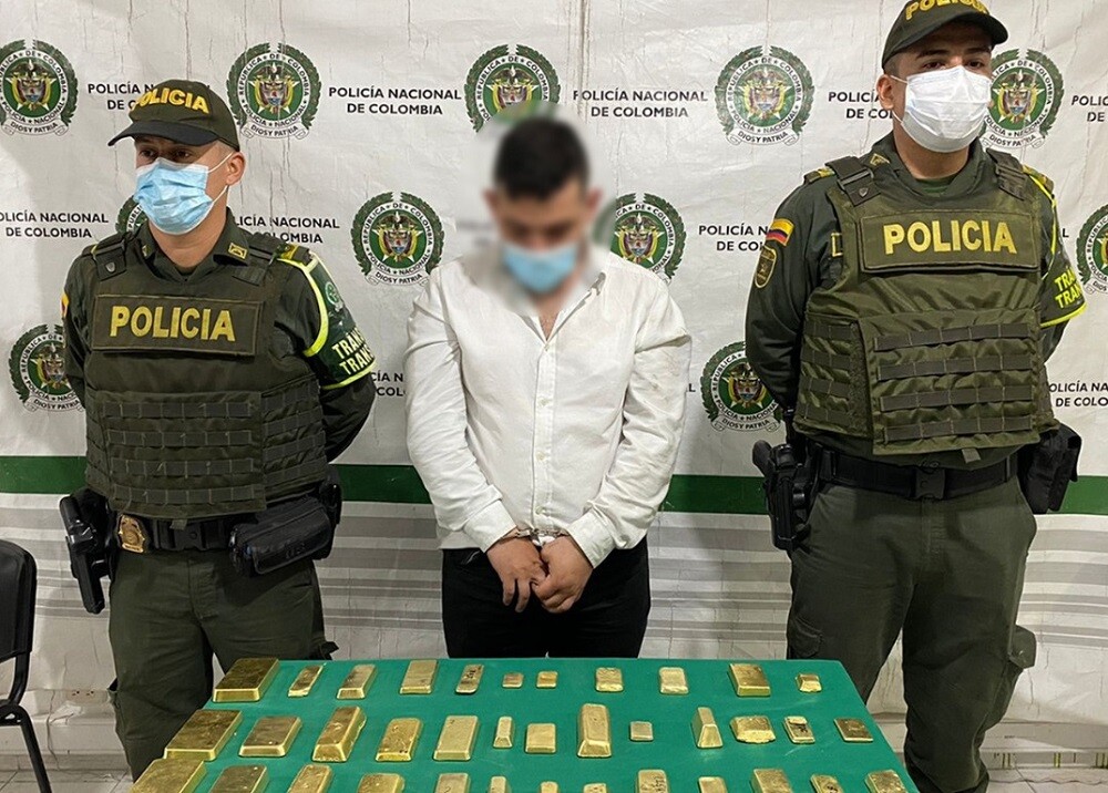 Incautan 36 lingotes de oro que estaban camuflados en una camioneta, están avaluados en $8.500 millones