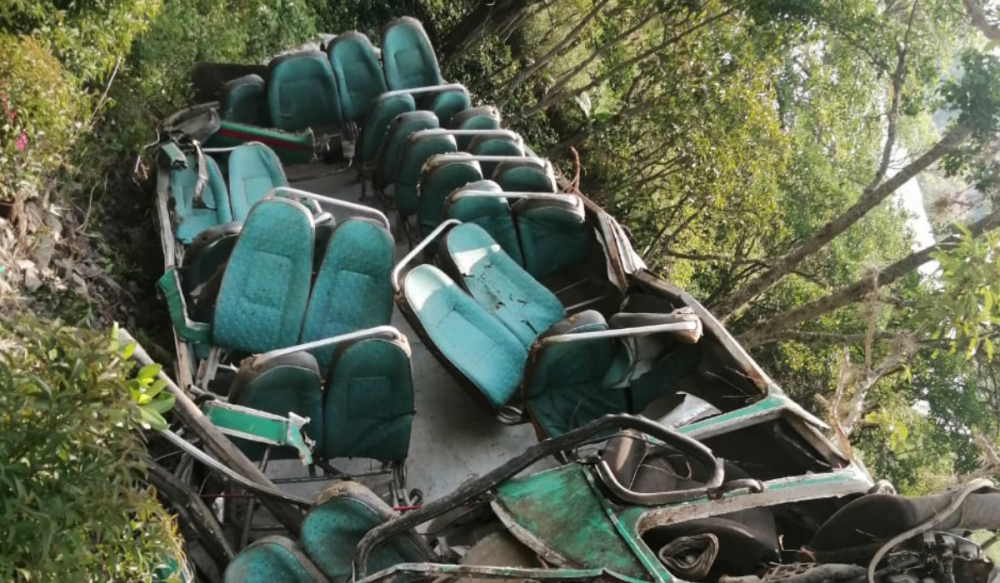 Bus escolar rodó por un abismo, seis niños murieron y varios resultaron heridos