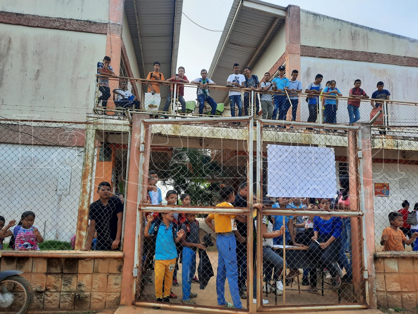 La I.E. Cerros de Costa Rica se cae a pedazos y nadie hace nada, estudiantes protestan en Pueblo Nuevo