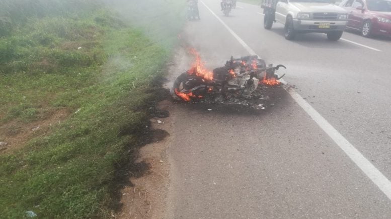 Tremendo susto, motocicleta se incendió en la vía hacia Cereté