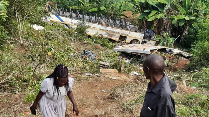 Tragedia en Zimbabue: 35 personas murieron y más de 70 resultaron heridas tras accidente de bus