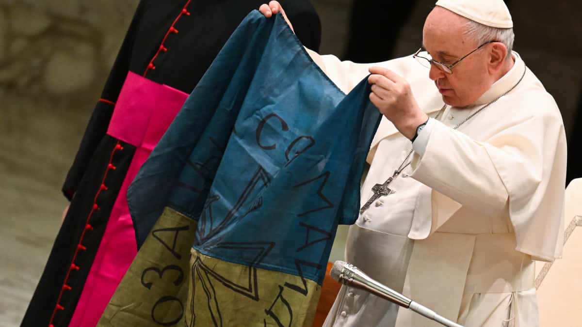 El papa besó una bandera de Ucrania y condenó la «horrenda crueldad» tras hallazgo de cadáveres en Bucha