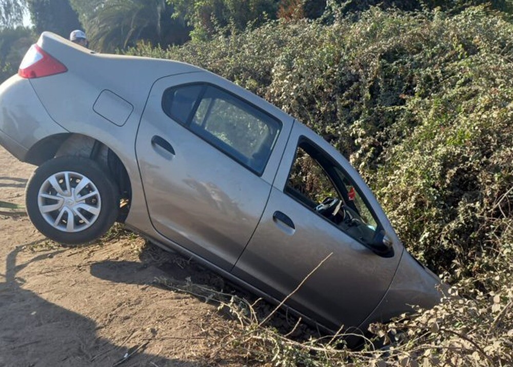 Joven en su primera clase de conducción terminó con el carro metido en una zanja