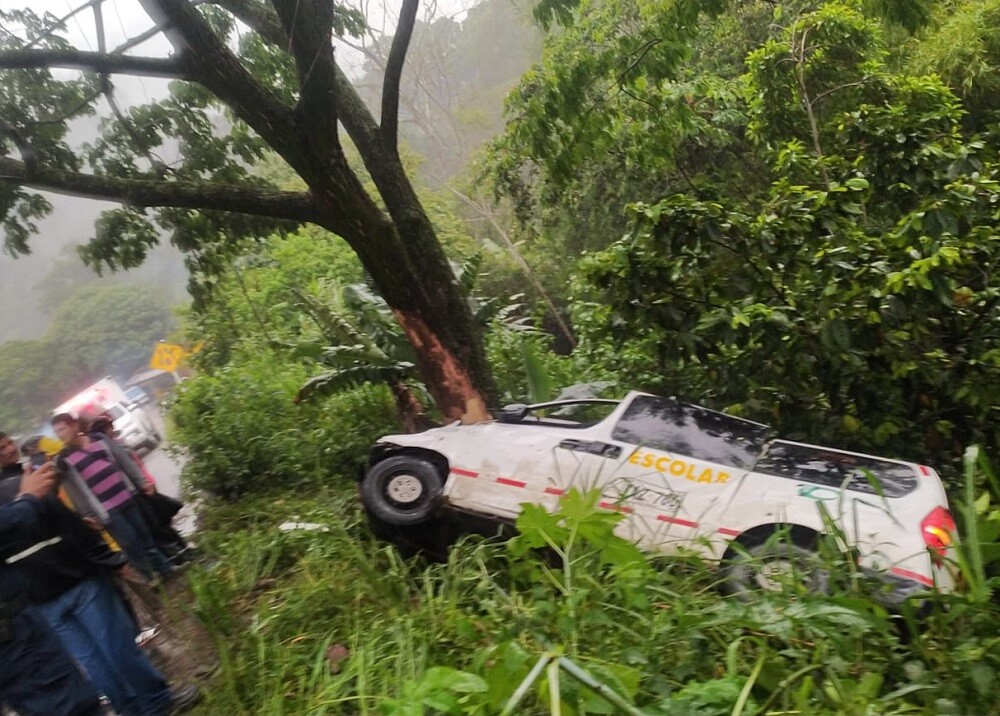 Buseta escolar que transportaba 15 estudiantes se accidentó, varios resultaron heridos