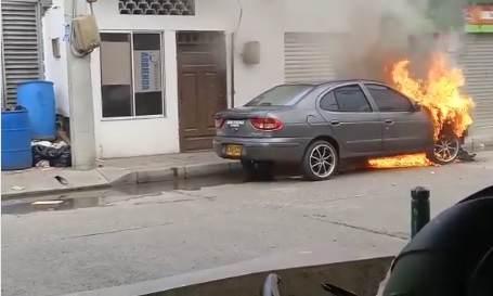 En Montería, automóvil se incendió en plena vía pública