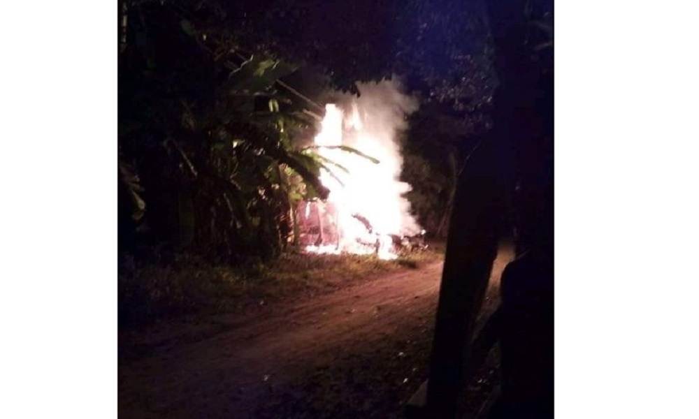 Voraz incendio consumió un rancho en Ciénaga de Oro, comunidad responsabiliza a bandas criminales