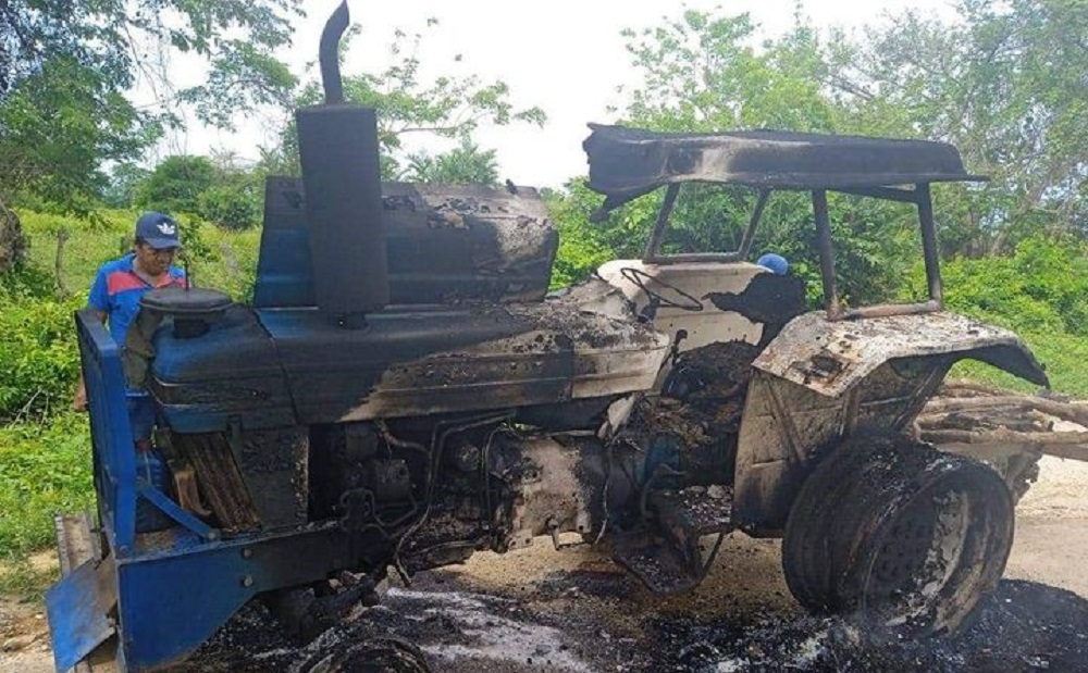 Queman tractor en los límites de Córdoba, encapuchados obligaron a campesino a bajarse