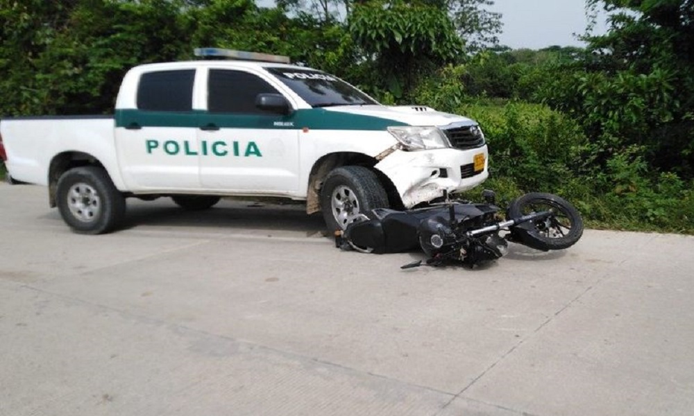 Motocicleta chocó contra una patrulla de la Policía en la vía Chimá – Ciénaga de Oro