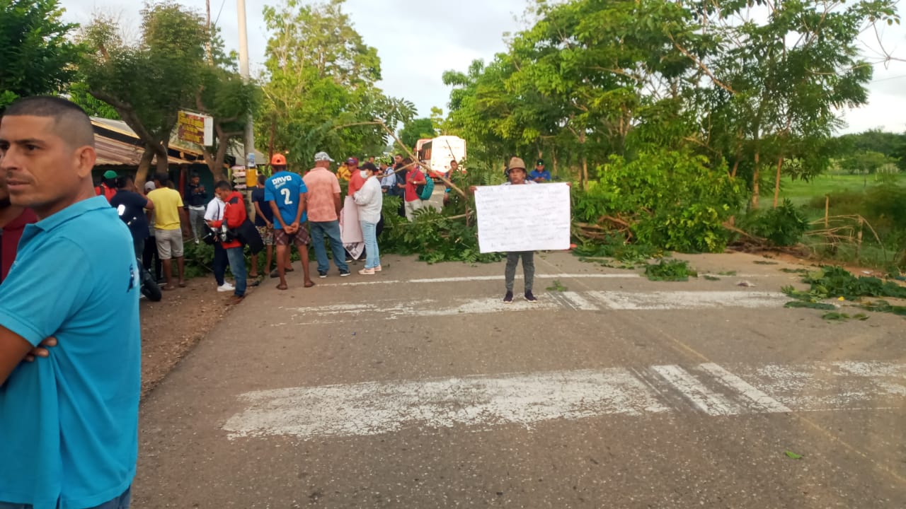 Vuelven a bloquear la vía Montería – Tierralta, exigen reductores de velocidad