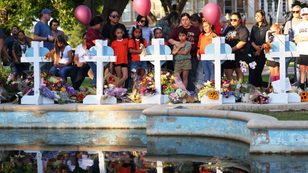 Cubriéndose con la sangre de un compañero de clases, sobrevivió niña de 11 años a la masacre de Texas