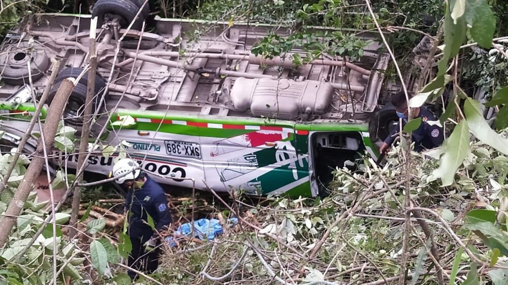 Un muerto y 9 heridos dejó accidente de bus que se fue a un abismo