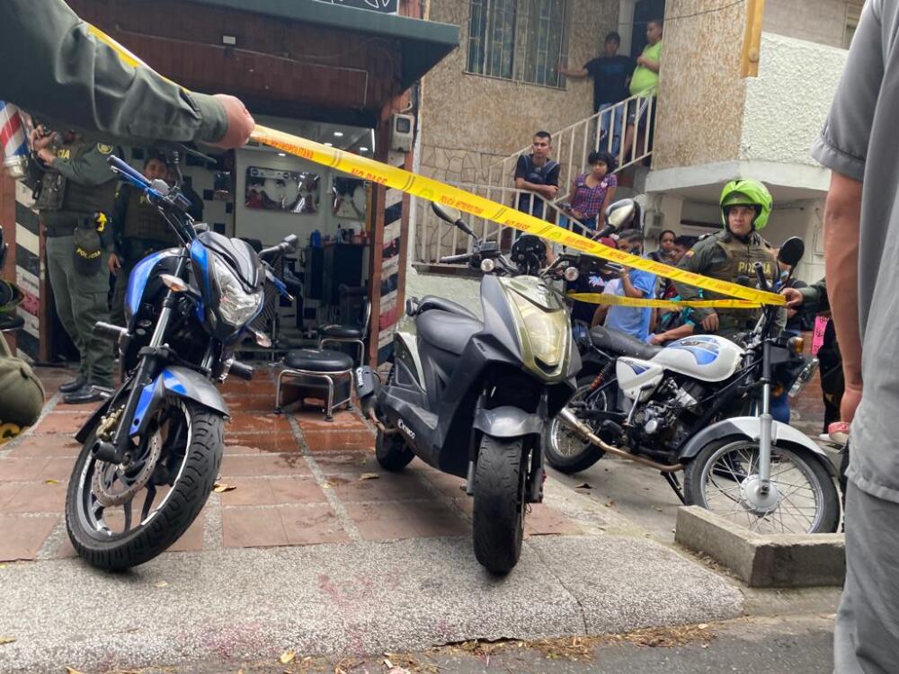 Asesinaron a un hombre en una barbería, su hijo de seis años resultó herido