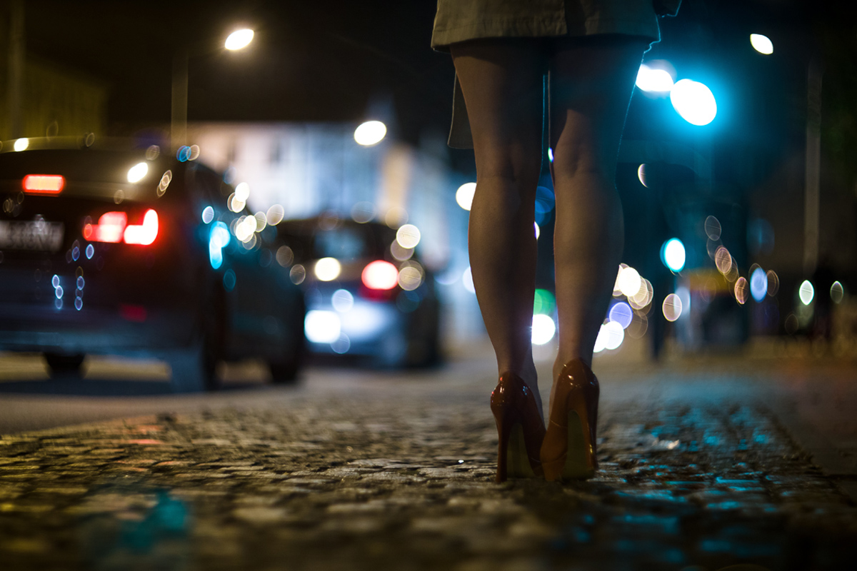 Envían a la cárcel a mujer que habría llevado a su prima a México para prostituirla