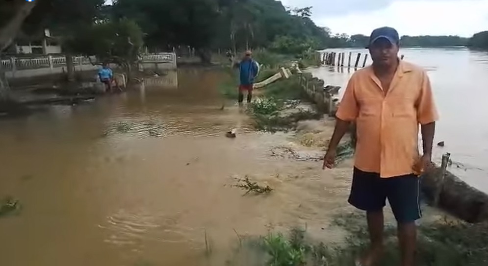 Se prenden las alarmas en Lorica, se filtra agua del Sinú por la boca de Nueva Colombia, corregimiento Cotocá Arriba