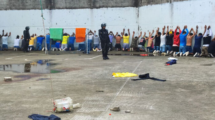 Motín en cárcel de Ecuador deja más de 40 reclusos muertos