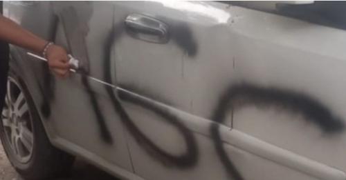 Carro fue pintando con las siglas “AGC” en el barrio La Pradera de Montería