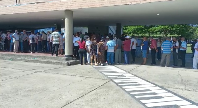 Llueven quejas de adultos mayores por largas filas a la hora de ejercer su derecho al voto en Montería