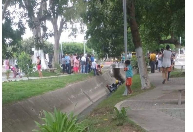 Mujer perdió el control de una moto y cayó a un canal en el sur de Montería