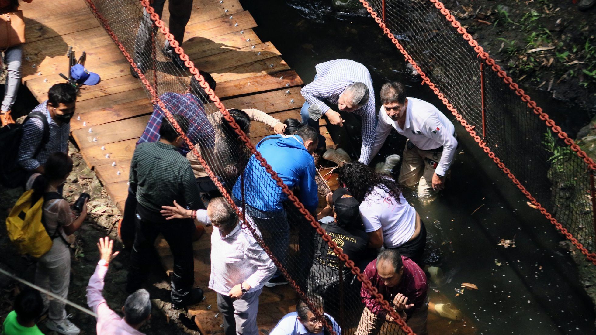 Vergonzoso, se desplomó puente colgante cuando era inaugurado por alcalde