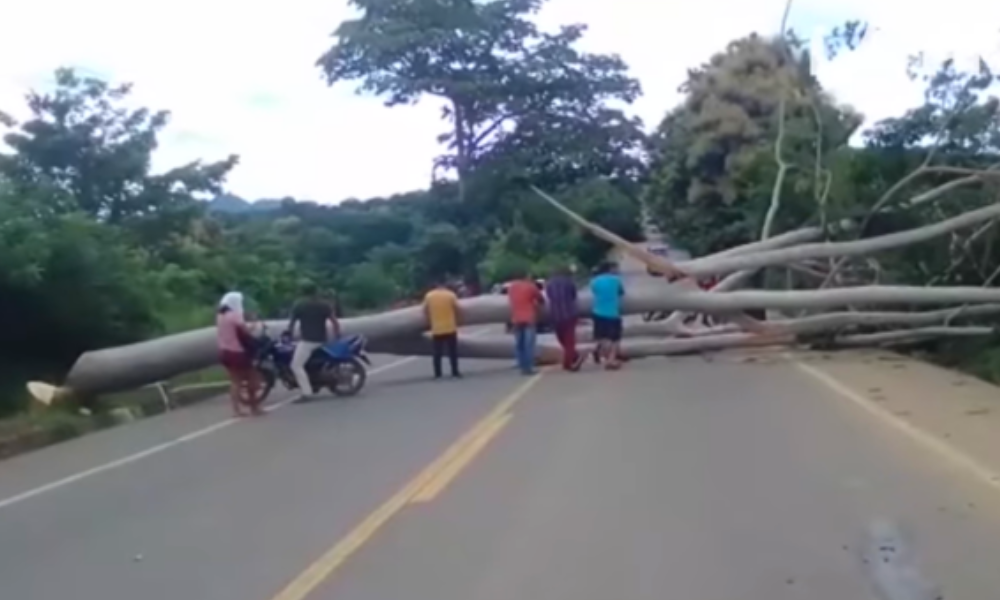 Comunidades de Ciénaga de Oro siguen protestando en la vía contra el relleno sanitario