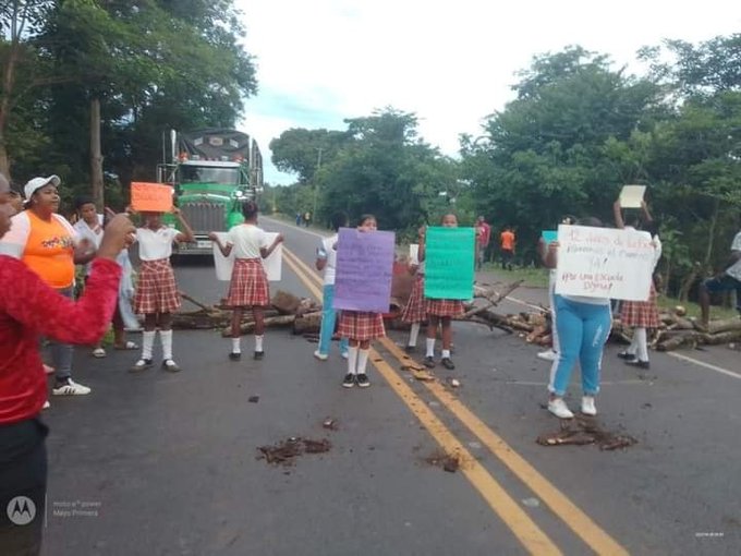 Exigen mejoramiento de vías, comunidad bloqueó la transversal del Caribe