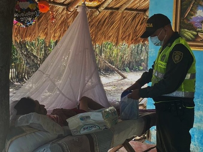 En Chimá, Policía entrega ayudas humanitarias a familias en condición de vulnerabilidad