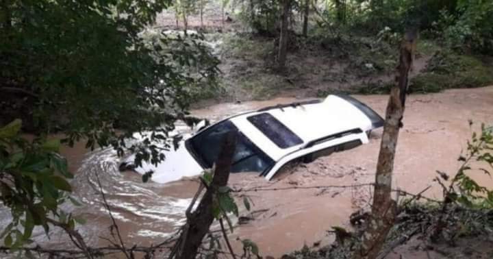 Camioneta cayó a un arroyo en Cereté y sus ocupantes casi mueren ahogados