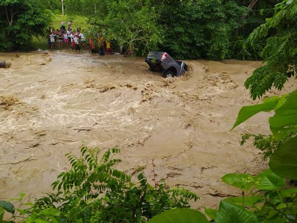 Camioneta fue arrastrada por un arroyo en zona rural de Montería