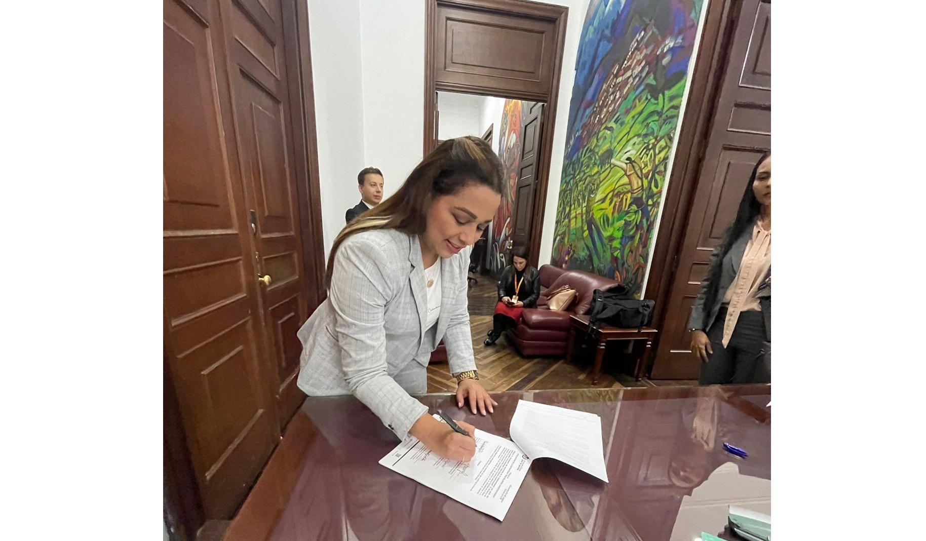 Ana Paola García radica en el Congreso importante proyecto de ley que beneficia a cuidadores de personas con discapacidad