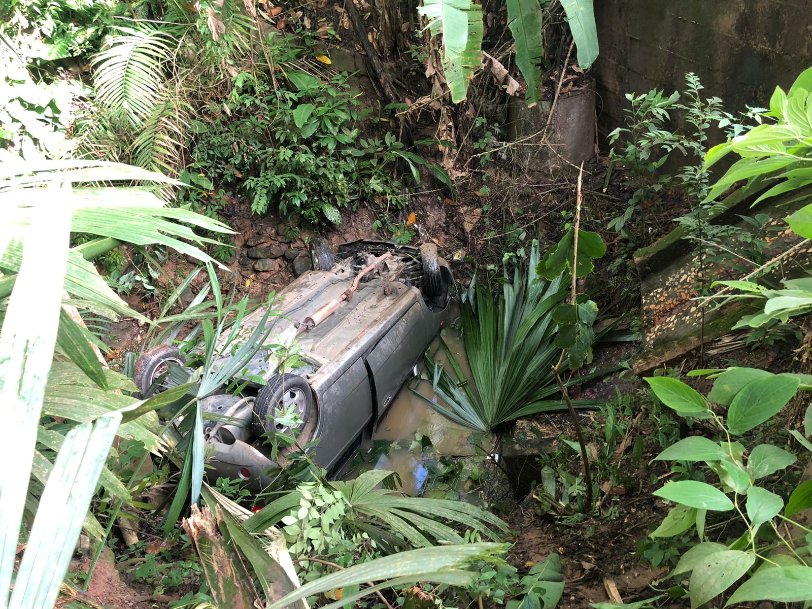 Vehículo en el que se transportaba una pareja cayó a un abismo en la vía Montería – Planeta Rica