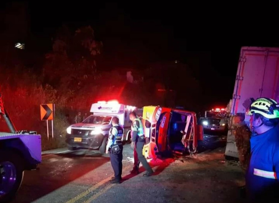 Aparatoso accidente en la vía Medellín-Bogotá dejó nueve heridos