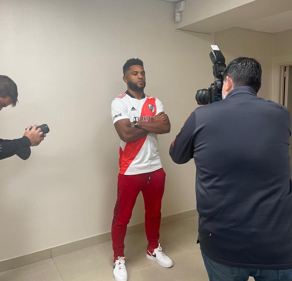 ¿Le luce la banda cruzada? Miguel Borja ya posó con la camiseta de River Plate