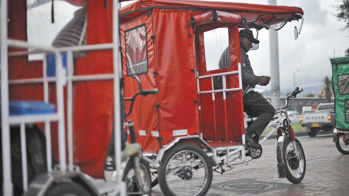 Claudia López pide sacar de circulación a los bicitaxis y mototaxis en Bogotá