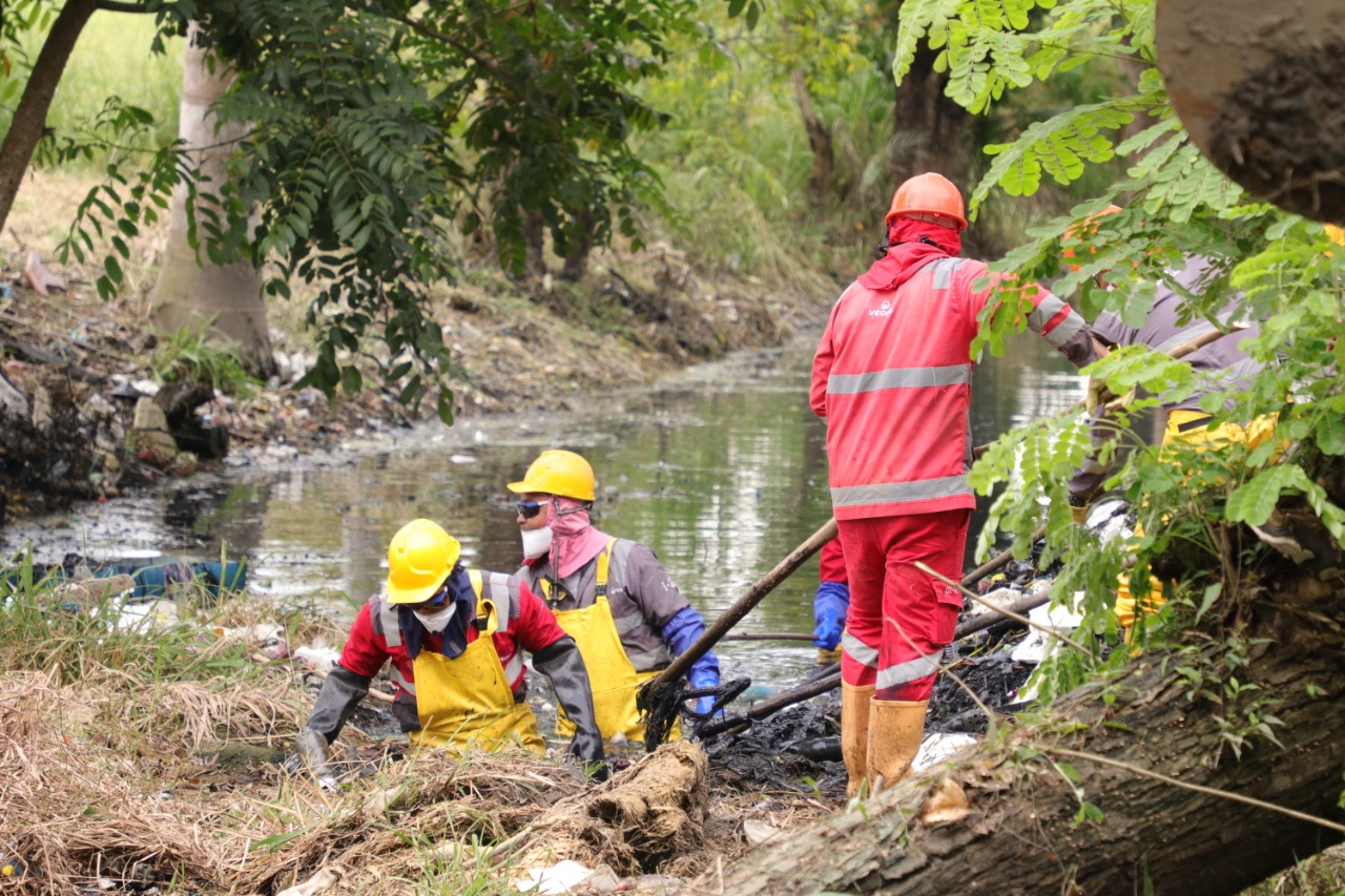 Maquinaria de Montería realizó limpieza del canal de Mocarí en inmediaciones del Inem