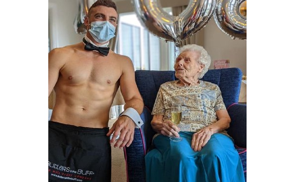 Anciana celebró su cumpleaños 106 con un show de stripper