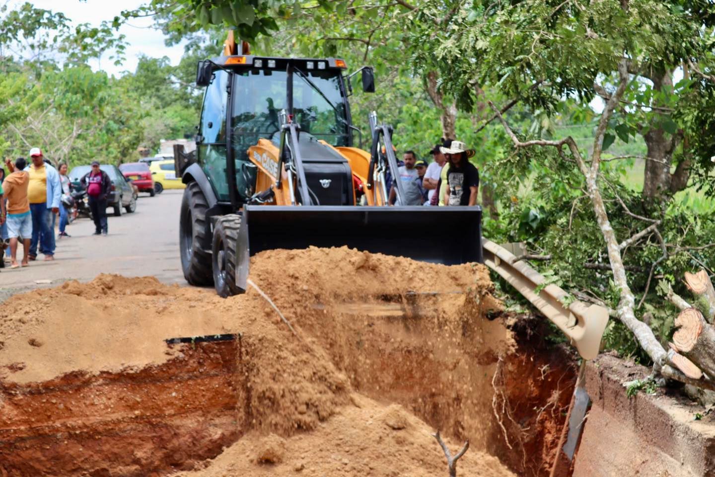 Adelantan trabajos en uno de los puentes colapsados en Ayapel