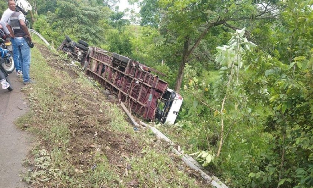 Tractomula se volcó en la vía La Apartada – Buenavista