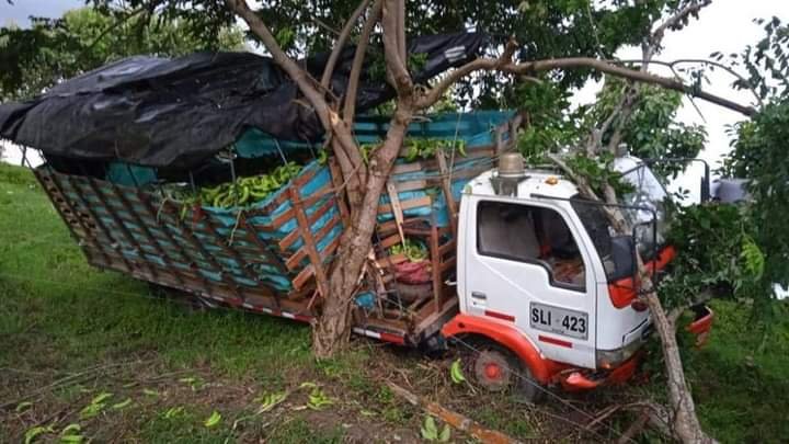 Camión cargado de plátano se volcó en la vía Montería – Arboletes