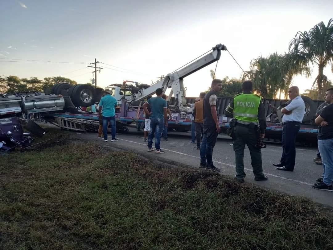 Tractomula se volcó en Sahagún y generó gran trancón