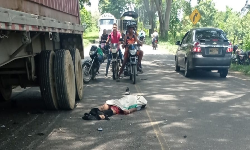 Motociclista fue atropellado por una tractomula en Sahagún tras intentar esquivar un hueco  