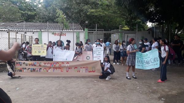 Comunidad estudiantil protesta en la I.E. de Aguas Negras, exigen pronta reubicación