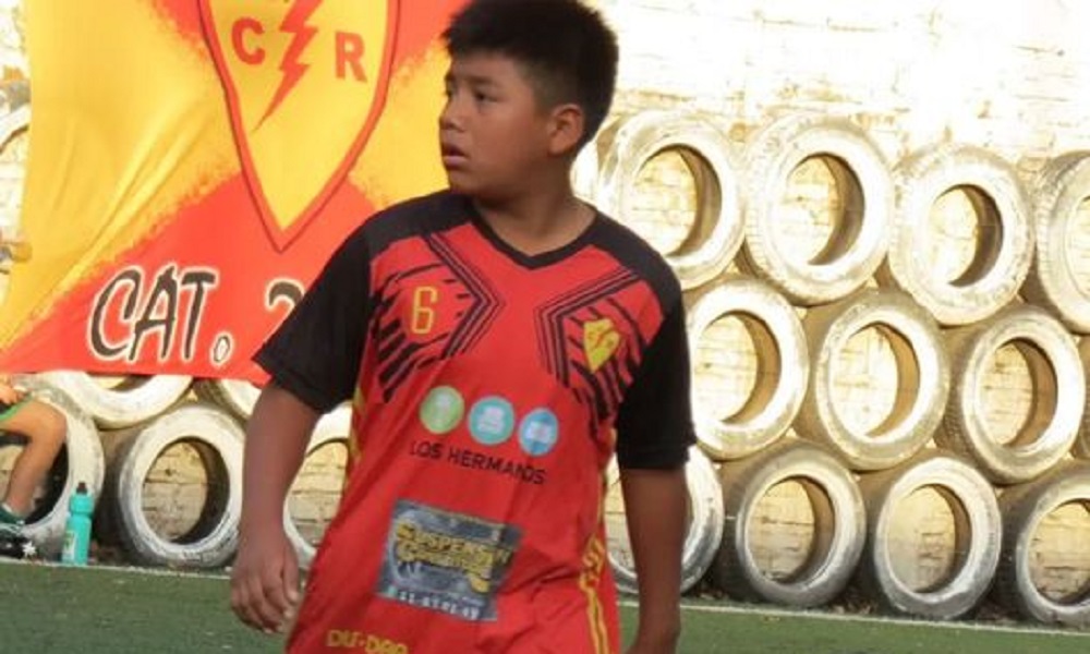 Qué peligro, niño murió tras caerle un arco de fútbol en la cabeza