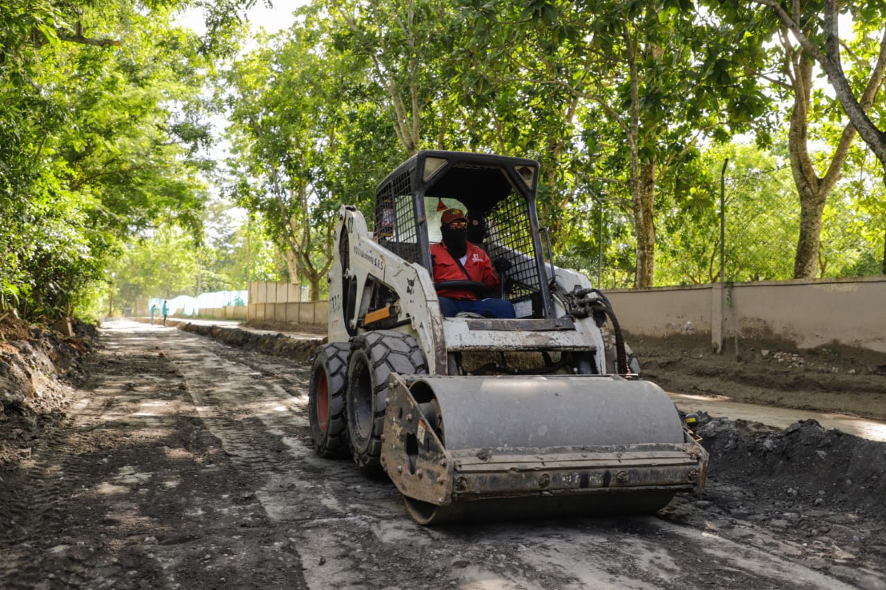 Pese a lluvias, pavimentación de la vía Los Pericos avanza a buen ritmo