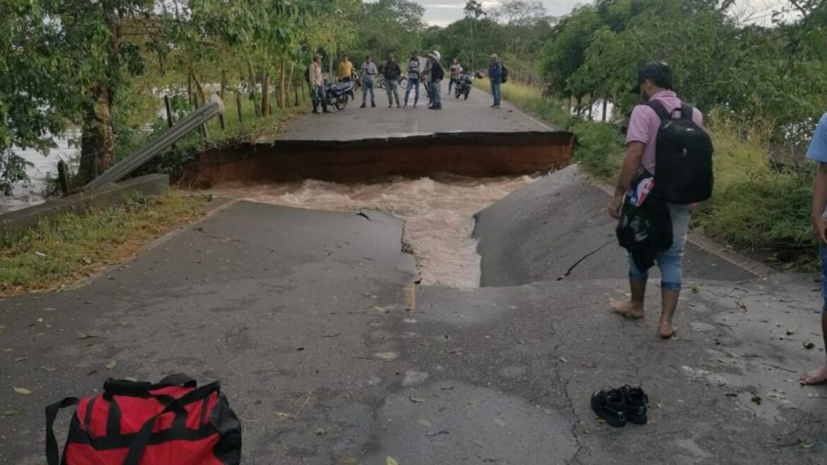 No hay paso vehicular en la vía Ayapel – La Apartada, puentes de Cañomocho y El Tostao colapsaron