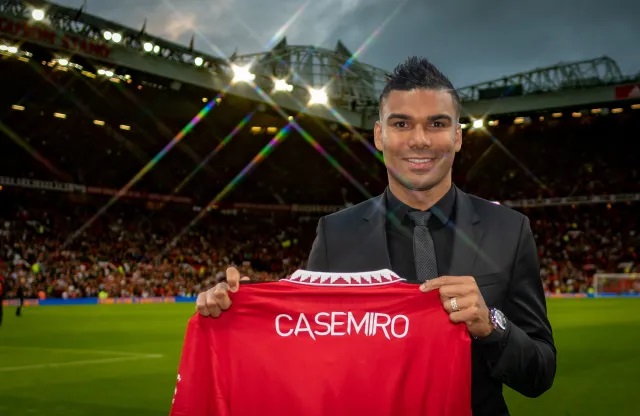 Casemiro ya pisó el Old Trafford, fue presentado como nuevo jugador del Manchester United