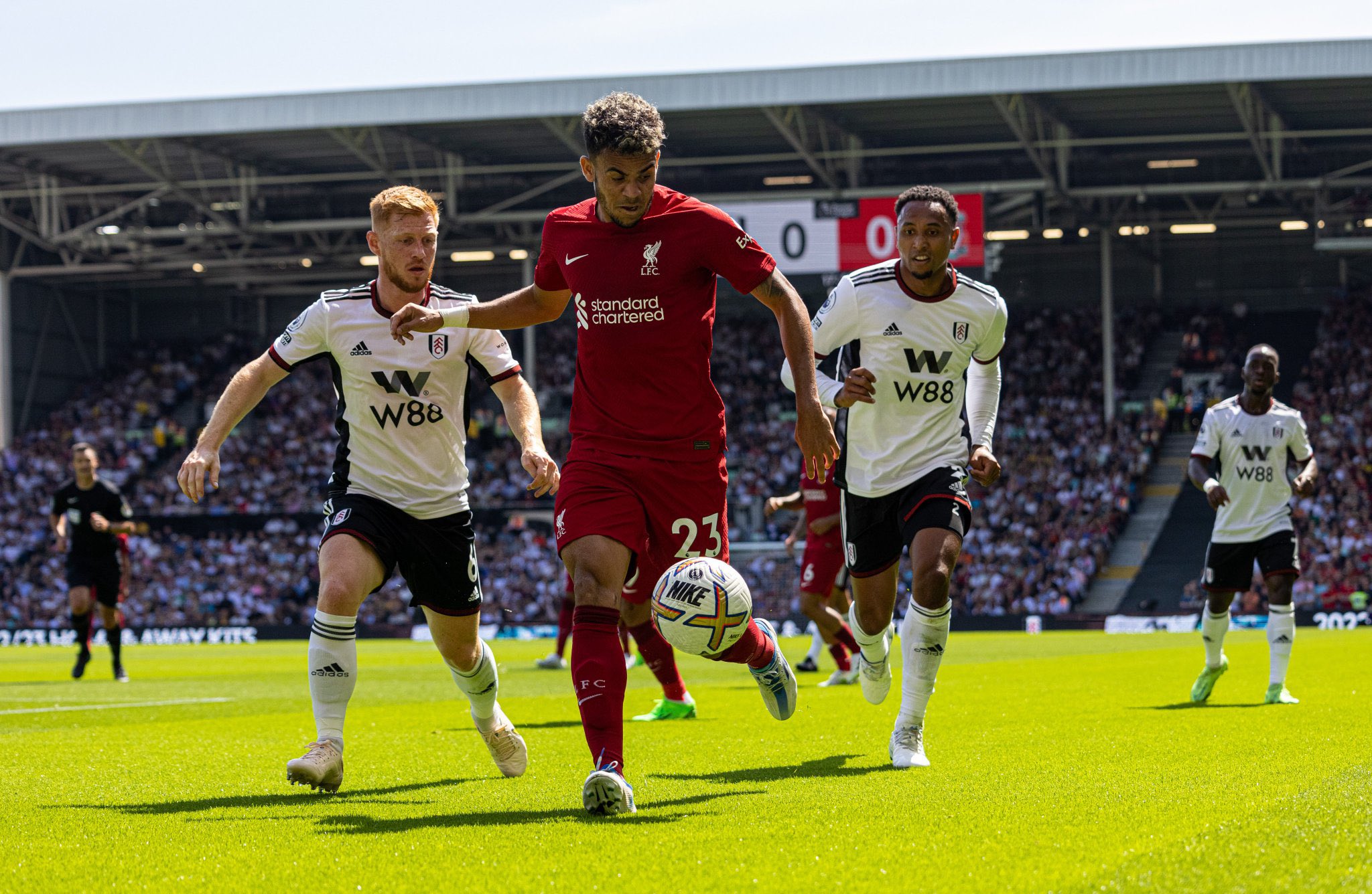 Liverpool igualó a dos con el Fulham en el arranque de la Premier, Luis Díaz fue titular