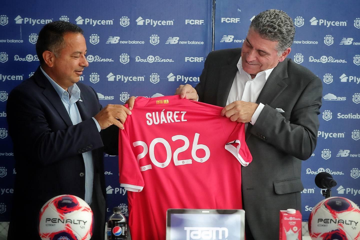 El colombiano Luis Fernando Suárez renovó contrato con Costa Rica