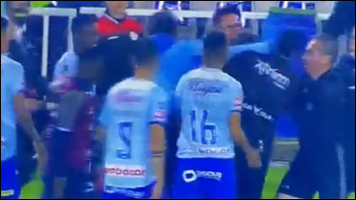 Vuelve y juega, árbitro fue agredido tras revisar el VAR y sancionar un penal